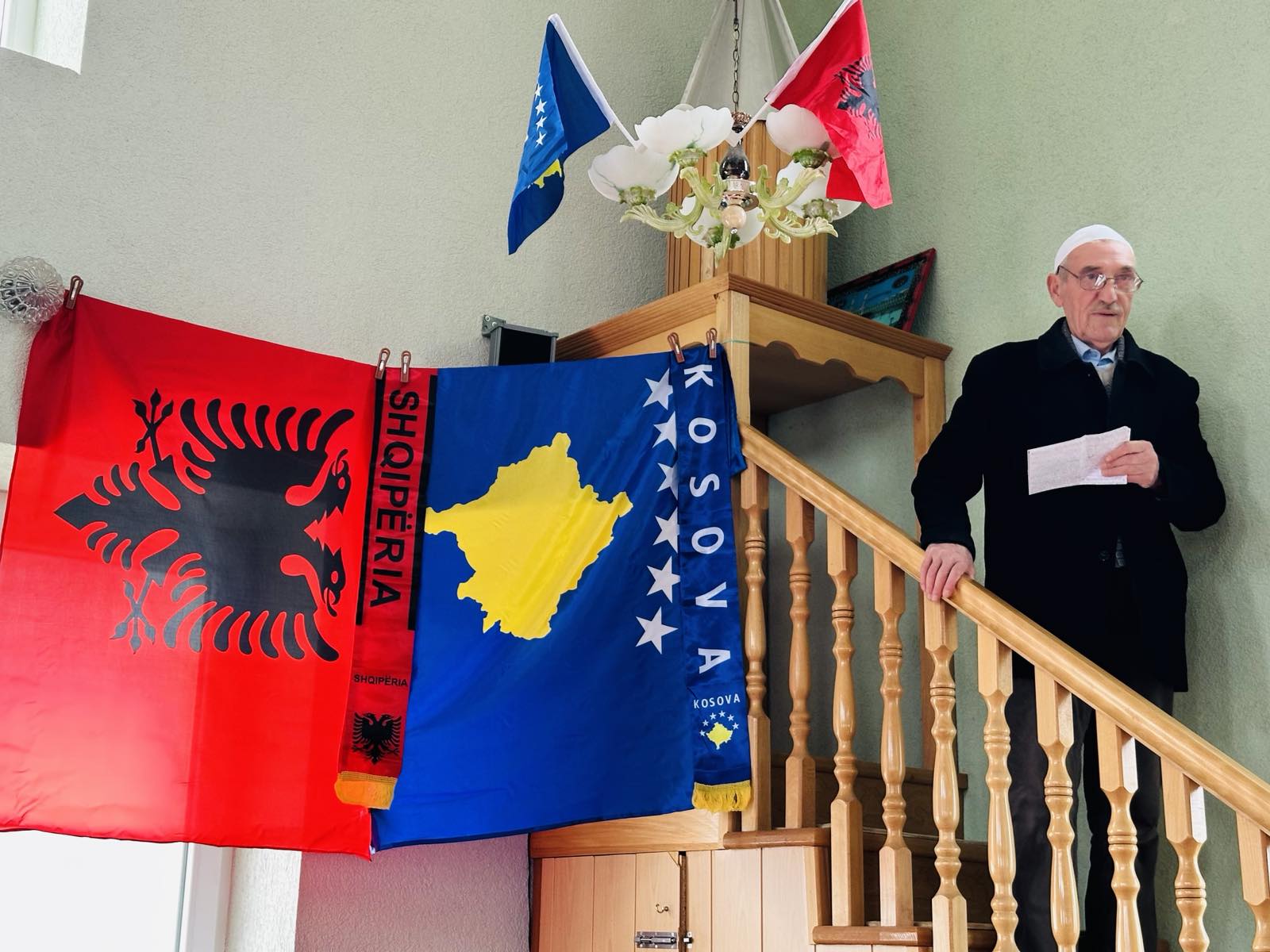 Xhamia e Pogragjës të premtën është zbukuruar me flamuj kombëtar e shtetëror nga imami Ramadan Durmishi